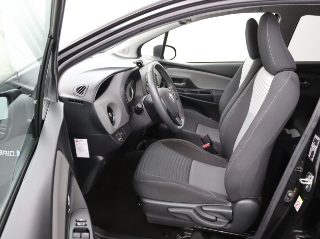 Toyota Yaris - 1.5 Hybrid Dynamic | Navigatie | Trekhaak |