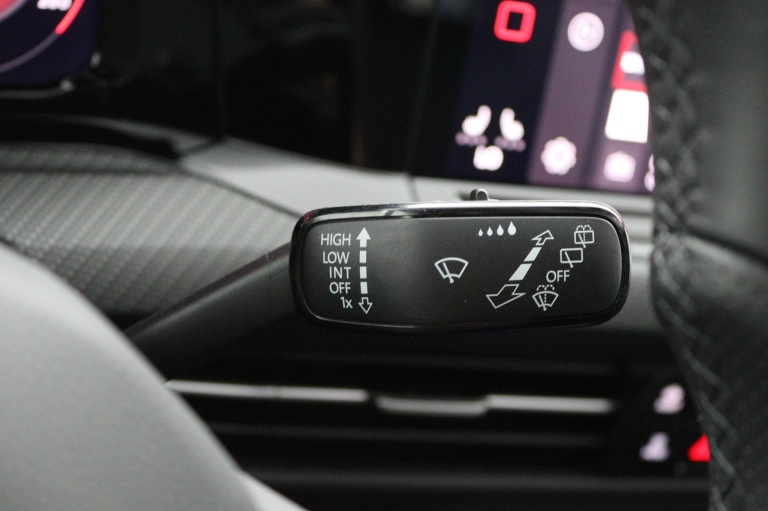 Volkswagen Golf - 1.5 eTSI R-Line Business 14