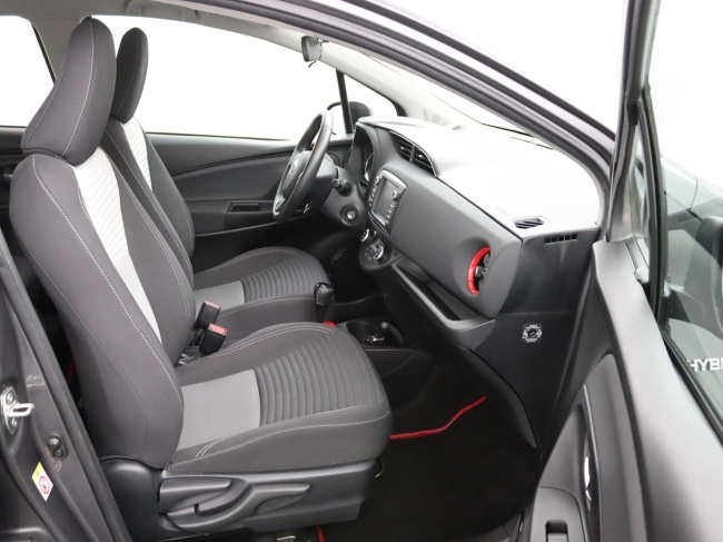 Toyota Yaris - 1.5 Hybrid Design Red