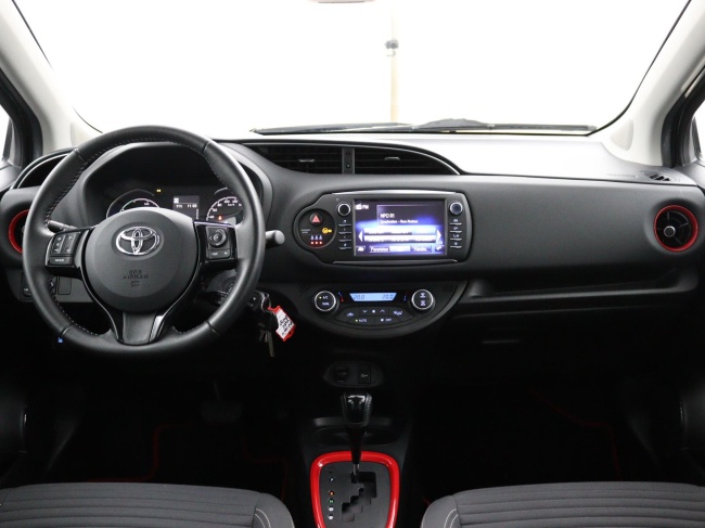 Toyota Yaris - 1.5 Hybrid Design Red
