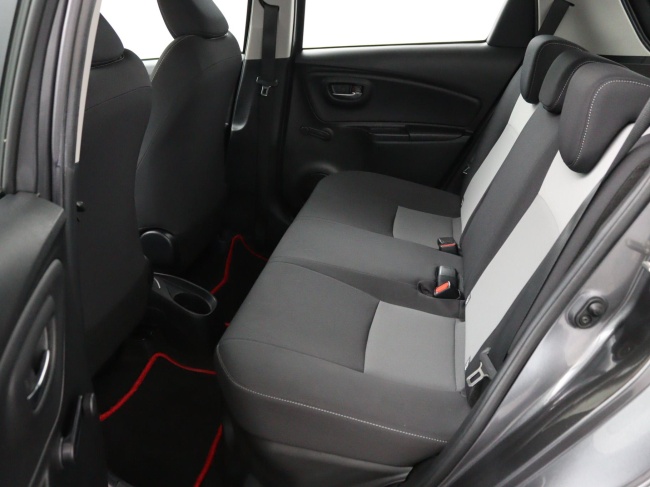 Toyota Yaris - 1.5 Hybrid Design Red