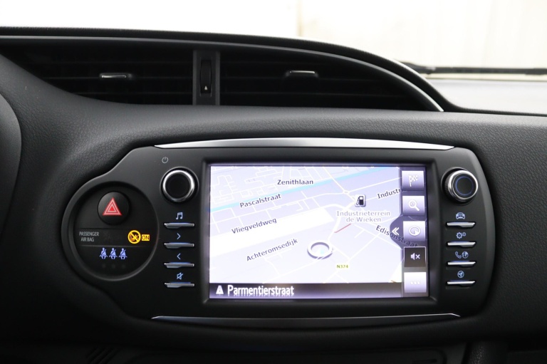 Toyota Yaris - 1.5 Hybrid Design Red 13