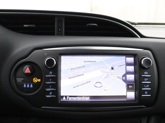 Toyota Yaris - 1.5 Hybrid Design Red