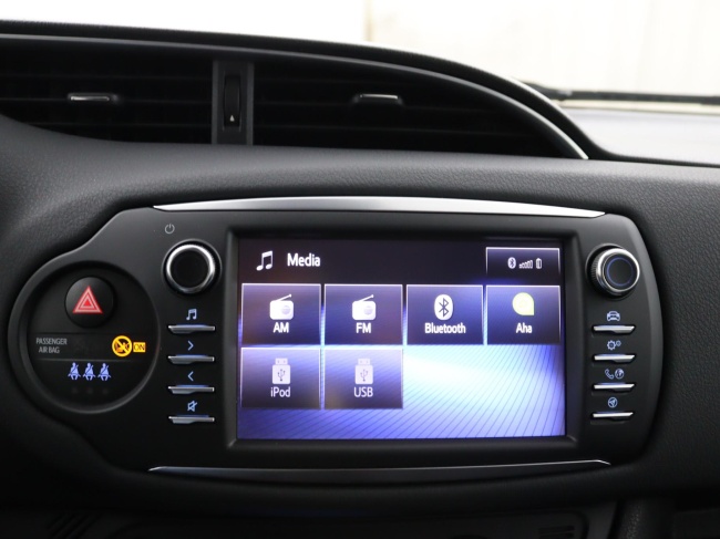 Toyota Yaris - 1.5 Hybrid Design Red