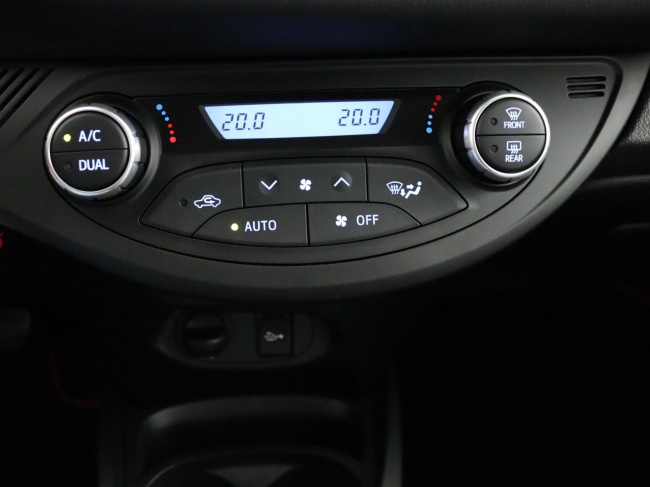 Toyota Yaris - 1.5 Hybrid Design Red