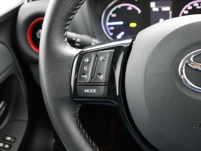 Toyota Yaris - 1.5 Hybrid Design Red