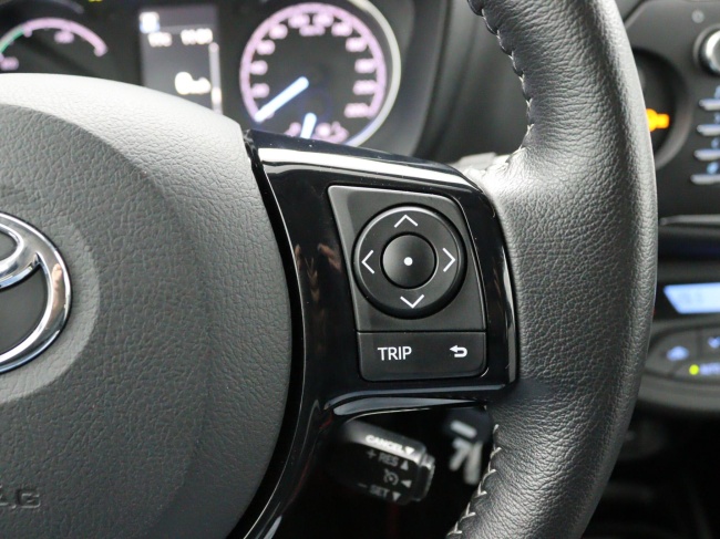 Toyota Yaris - 1.5 Hybrid Design Red