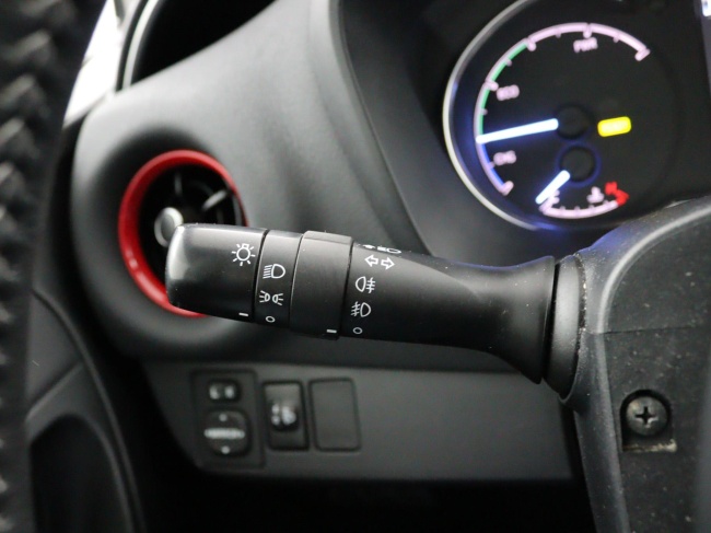 Toyota Yaris - 1.5 Hybrid Design Red