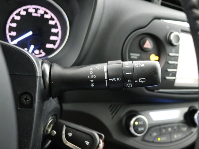 Toyota Yaris - 1.5 Hybrid Design Red