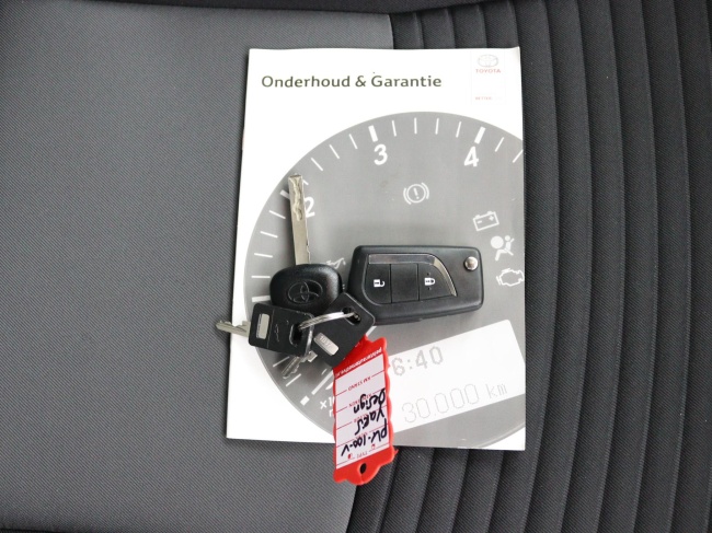 Toyota Yaris - 1.5 Hybrid Design Red