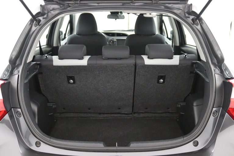 Toyota Yaris - 1.5 Hybrid Design Red 29