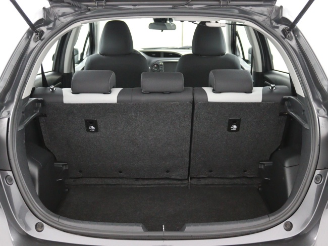 Toyota Yaris - 1.5 Hybrid Design Red