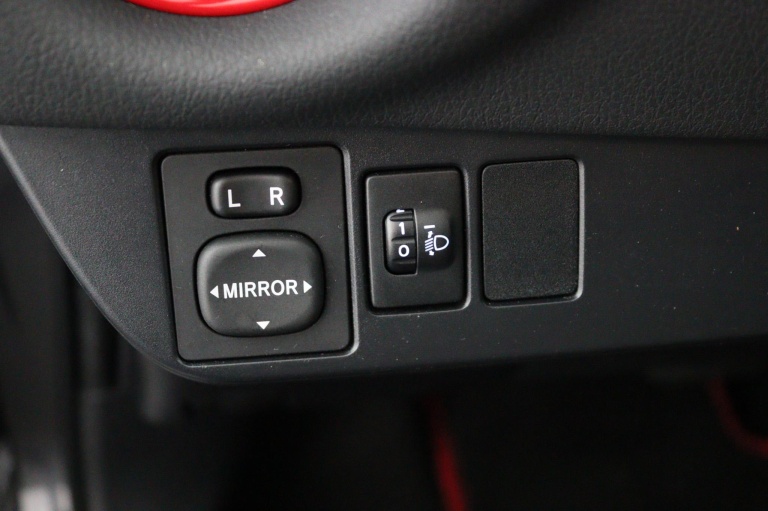 Toyota Yaris - 1.5 Hybrid Design Red 32