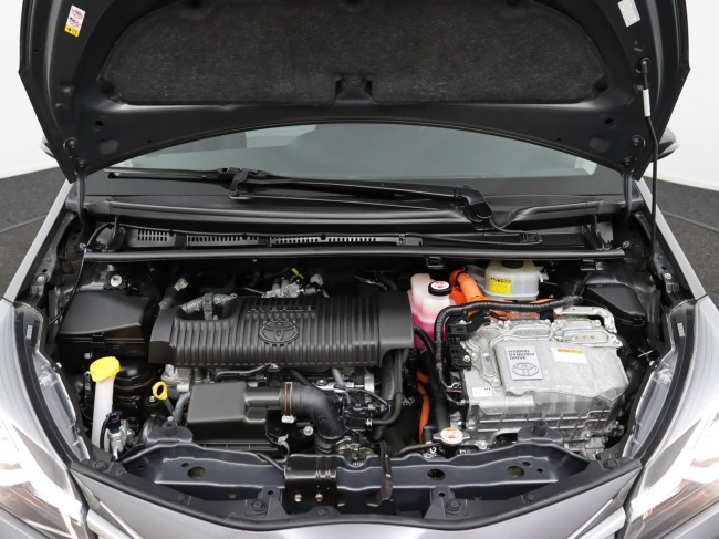 Toyota Yaris - 1.5 Hybrid Design Red