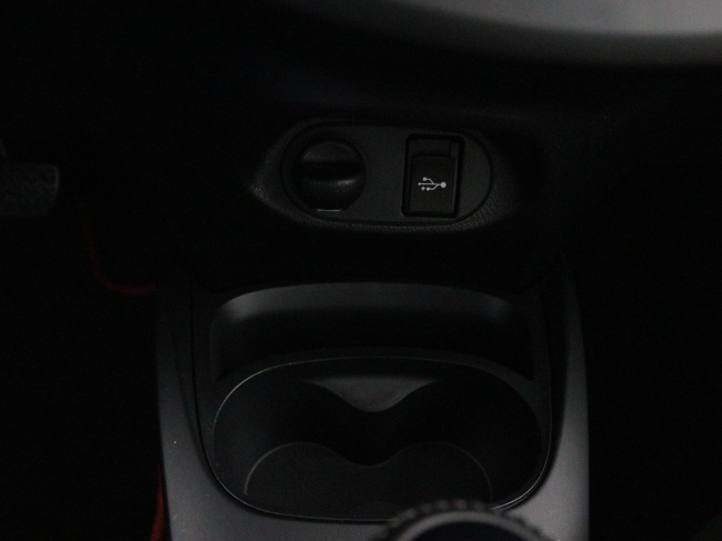 Toyota Yaris - 1.5 Hybrid Design Red