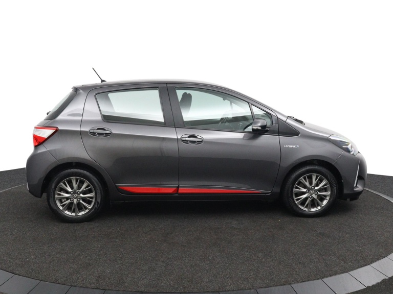 Toyota Yaris - 1.5 Hybrid Design Red 6