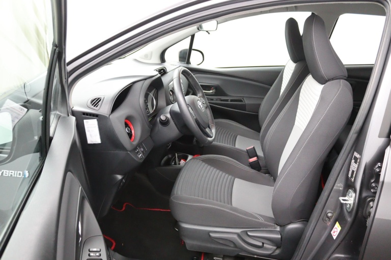 Toyota Yaris - 1.5 Hybrid Design Red 9