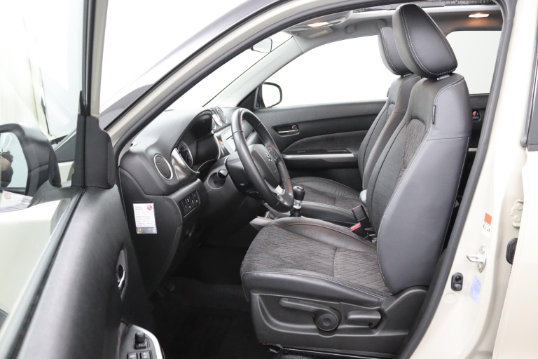 Suzuki Vitara - 1.4 Boosterjet Style Smart Hybrid 9