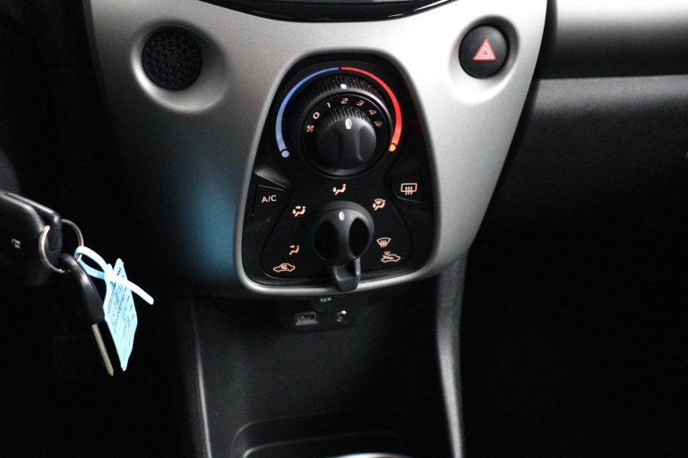 Toyota Aygo - 1.0 VVT-i x-play 7