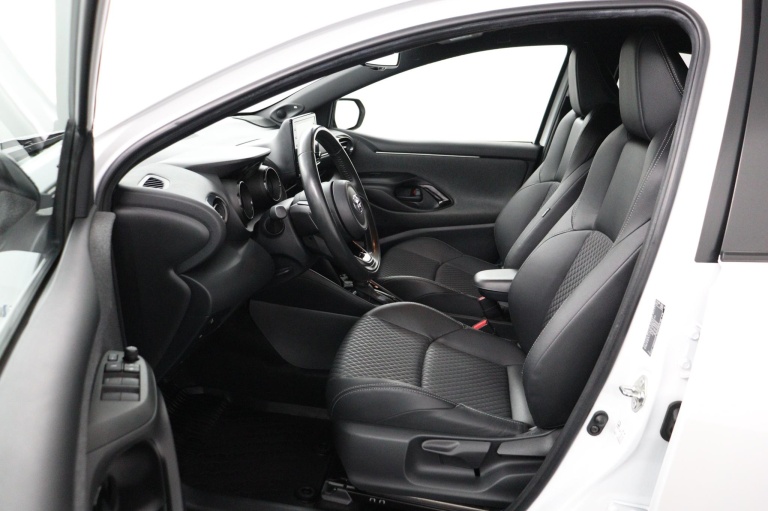 Toyota Yaris - 1.5 Hybrid Executive 16