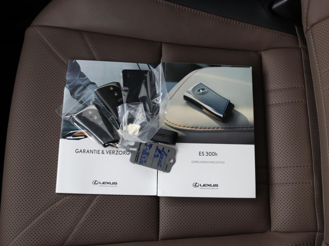 Lexus ES - 300h President Line