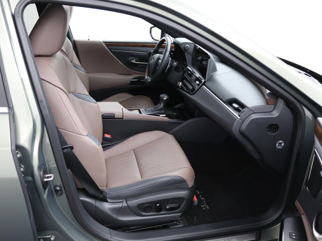 Lexus ES - 300h President Line