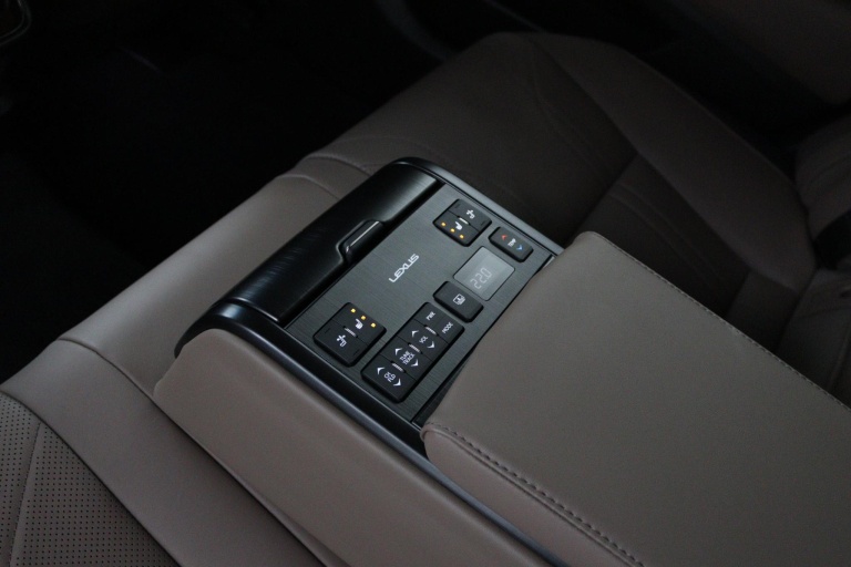 Lexus ES - 300h President Line 50