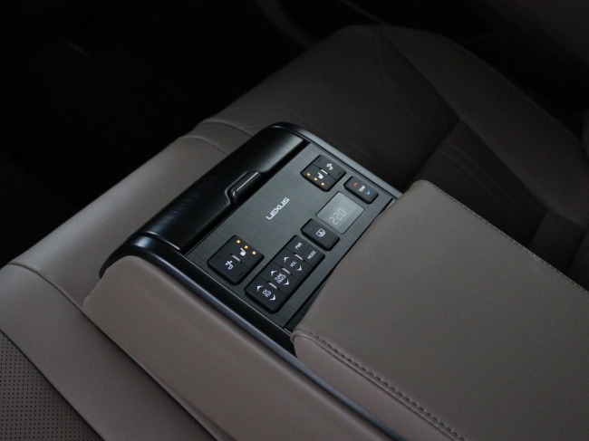 Lexus ES - 300h President Line