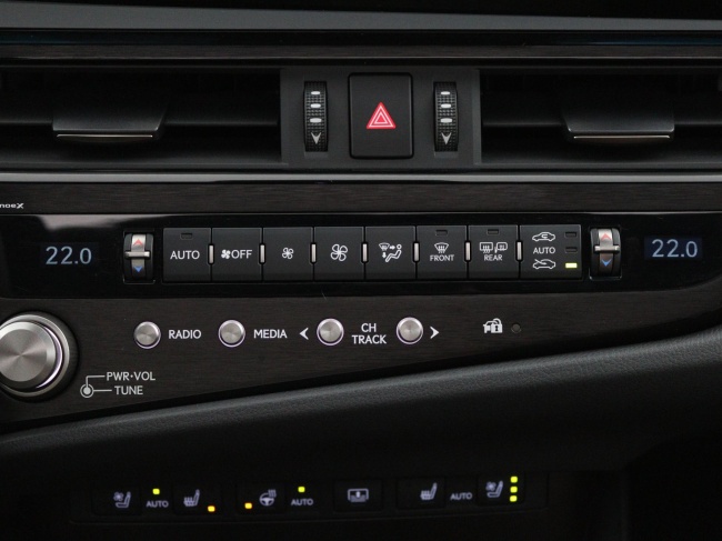 Lexus ES - 300h President Line