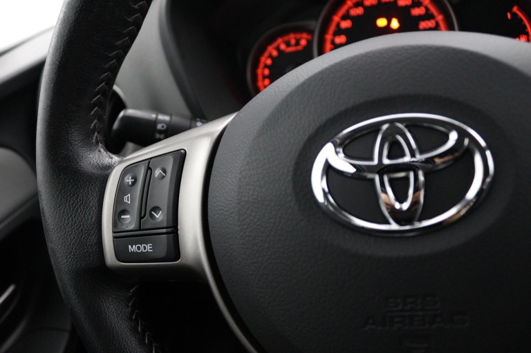 Toyota Yaris - 1.3 VVT-i Dynamic 19