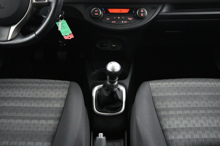 Toyota Yaris - 1.3 VVT-i Dynamic 27