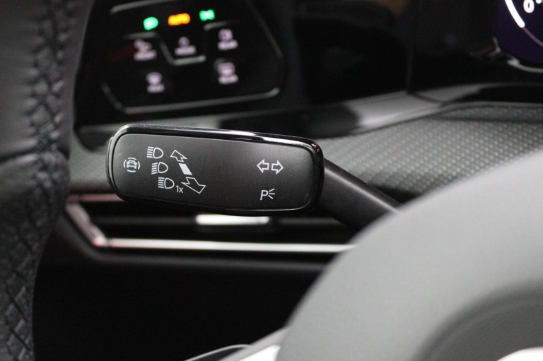 Volkswagen Golf - 1.5 eTSI R-Line Business 13