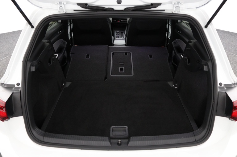 Volkswagen Golf - 1.5 eTSI R-Line Business 33