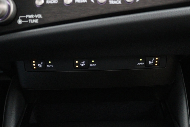 Lexus ES - 300h Business Line 42