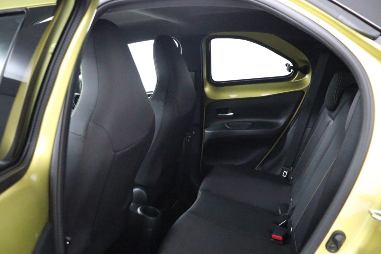 Toyota Aygo X - 1.0 VVT-i S-CVT Premium 18