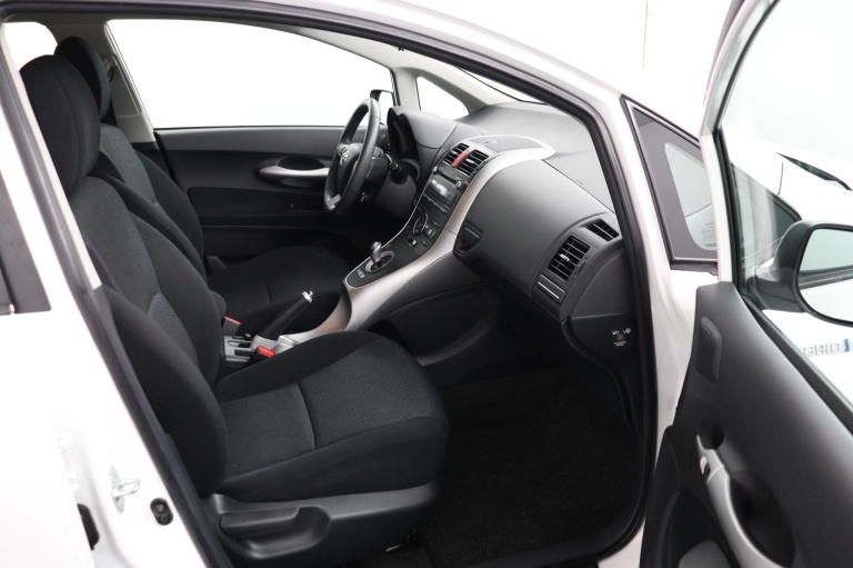 Toyota Auris - 1.8 Full Hybrid Aspiration 18