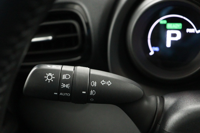 Toyota yaris - 1.5 Hybrid Dynamic 29