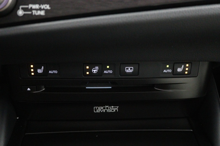 Lexus ES - 300h F Sport Line 46