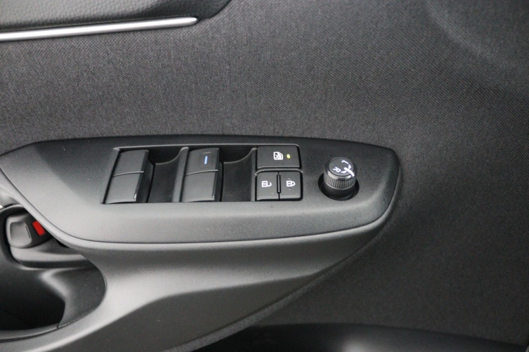 Toyota Yaris - 1.5 Hybrid Dynamic 28