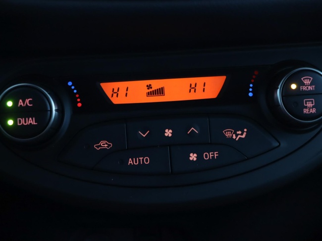 Toyota Yaris - 1.3 VVT-i Orange Sport