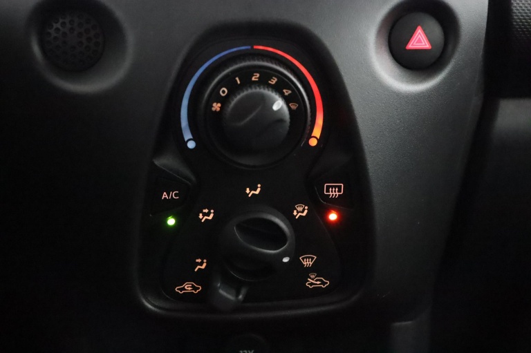 Toyota Aygo - 1.0 VVT-i x-now 7