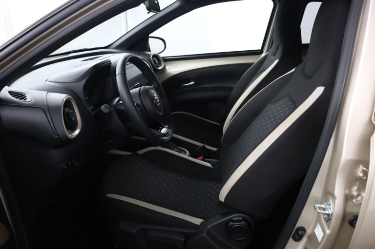 Toyota Aygo X - 1.0 VVT-i S-CVT Pulse 17