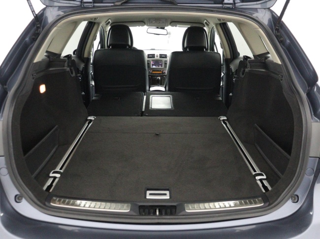 Toyota Avensis Wagon - 1.8 VVTi Dynamic Business