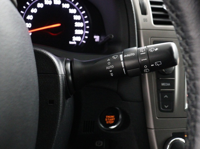 Toyota Avensis Wagon - 1.8 VVTi Dynamic Business