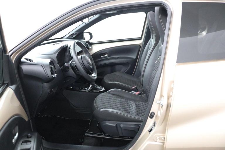 Toyota Aygo X - 1.0 VVT-i S-CVT Premium 17