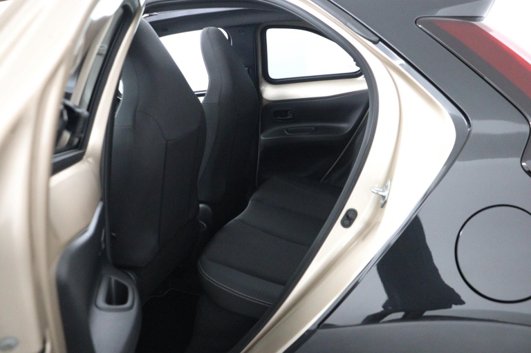 Toyota Aygo X - 1.0 VVT-i S-CVT Premium 18