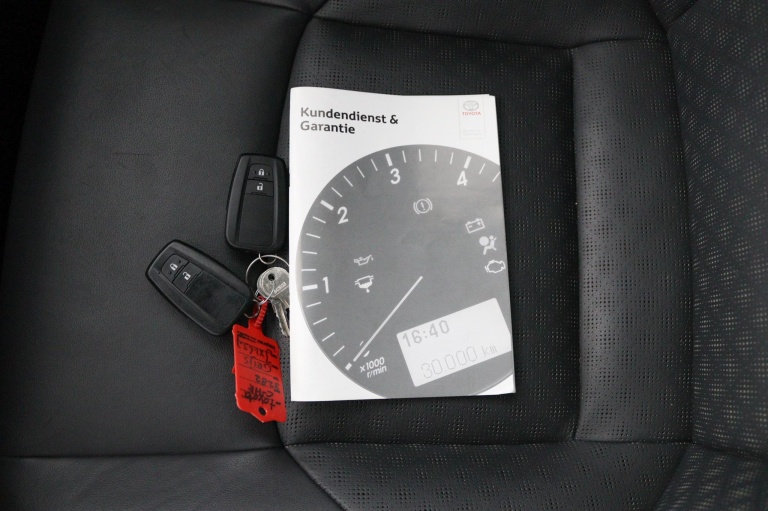 Toyota C-HR - 1.8 Hybrid Bi-Tone 11