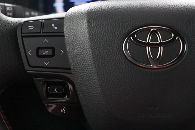 Toyota C-HR - 2.0 Plug-in Hybrid 220 Black Edition 19