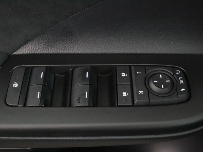 Toyota C-HR - 2.0 Plug-in Hybrid 220 Black Edition