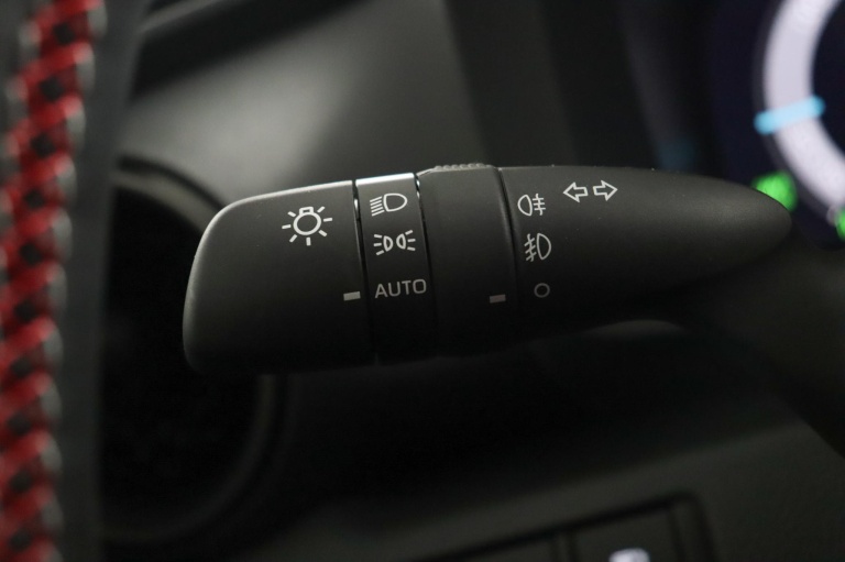 Toyota C-HR - 2.0 Plug-in Hybrid 220 Black Edition 32